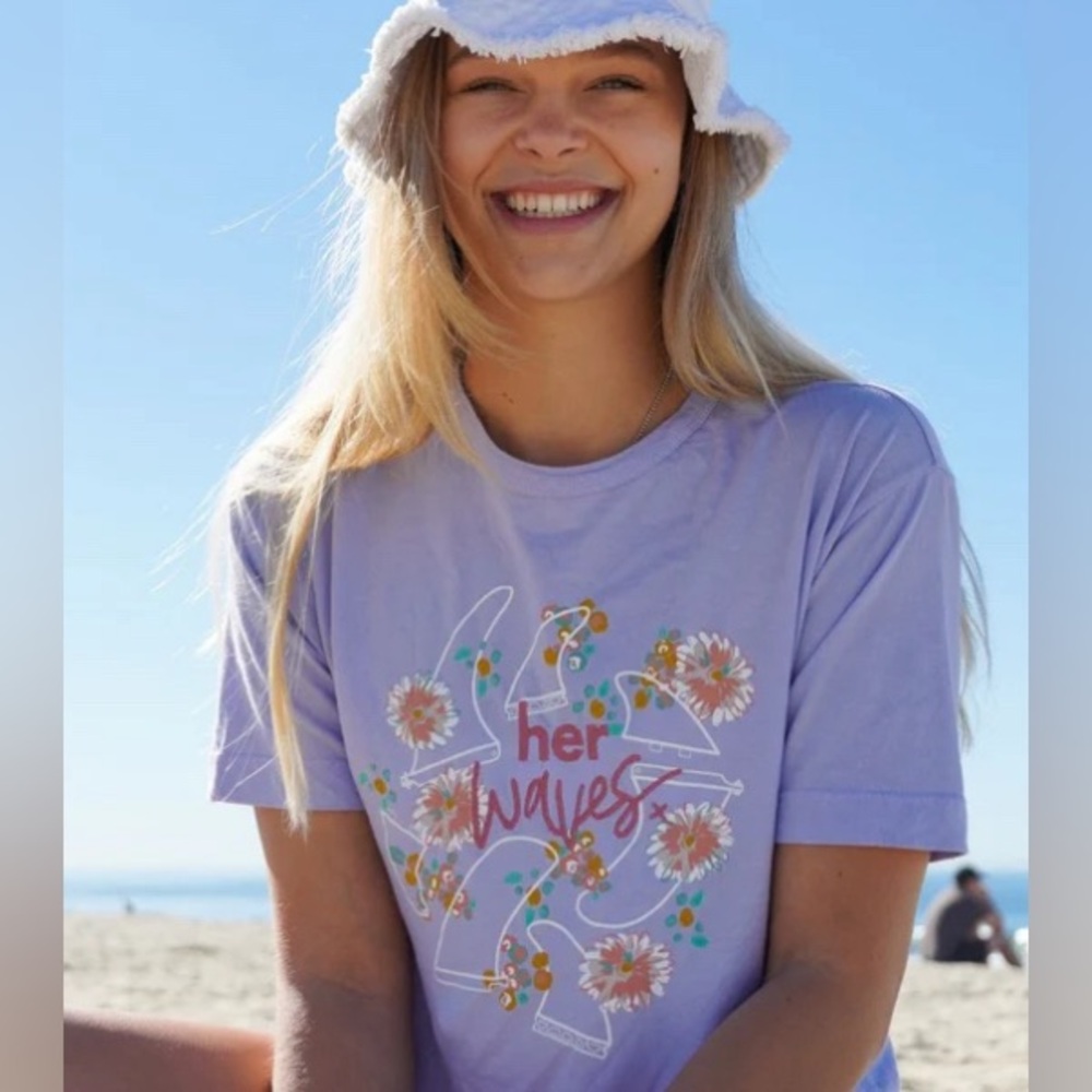 Her Waves Surf Fin Lavender Boxy Graphic Tee